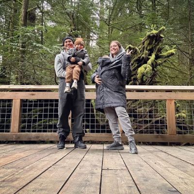 Kahara Hodges, along with her husband and two kids.